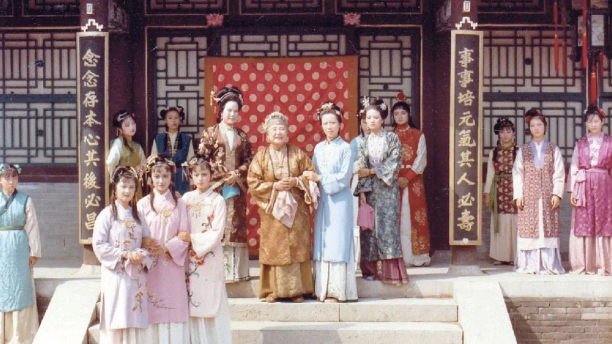 Mr. Shi and the others are at the door