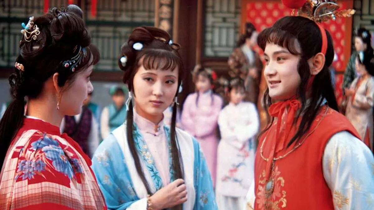Jia Baoyu and Lin Daiyu are chatting together